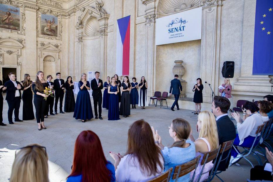 Společné vystoupení studentů a zahraničních hostů ve Valdštejnské zahradě